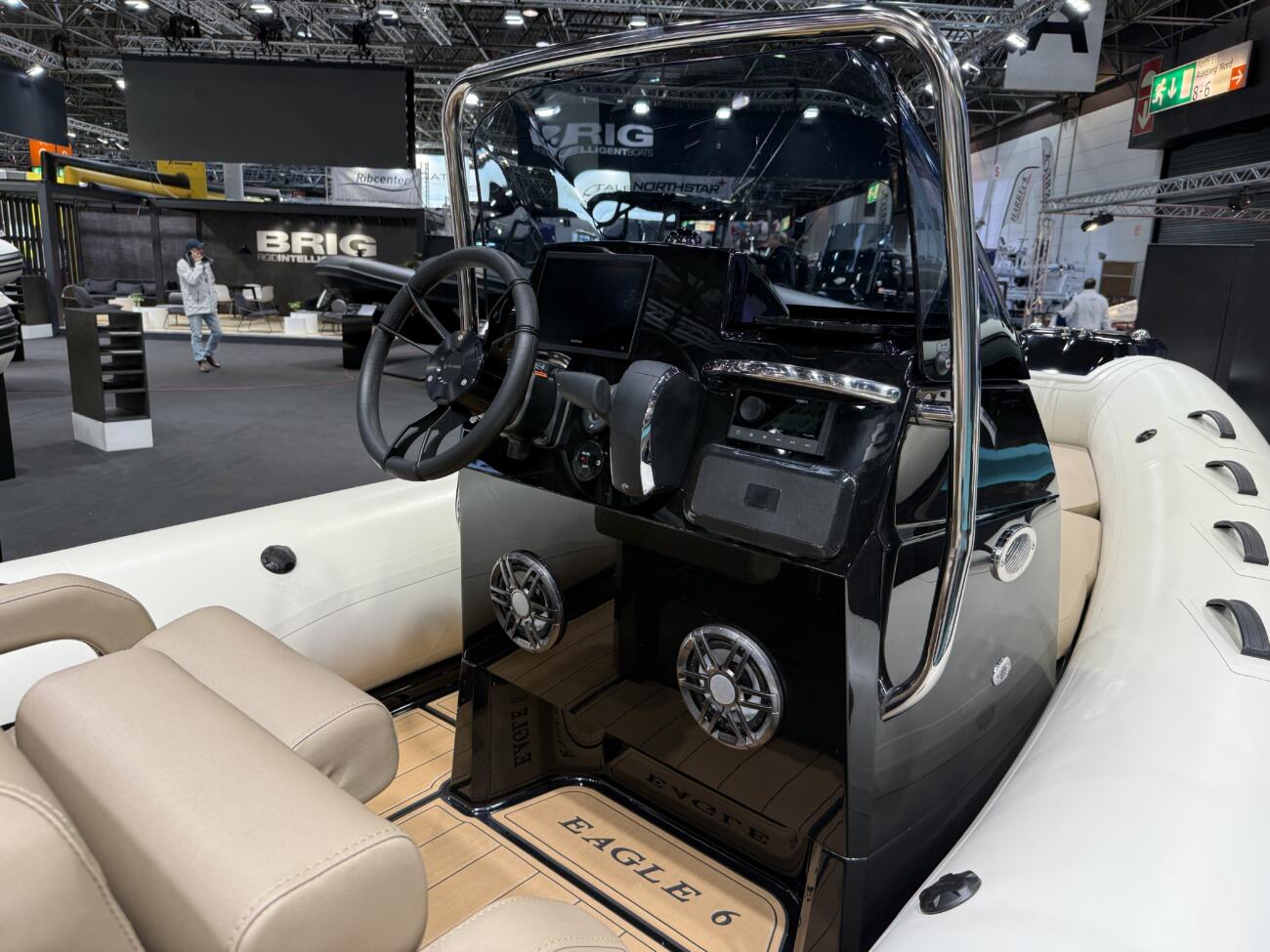 Brig eagle 6 deluxe rib ansicht steuerkonsole mit radio und navi