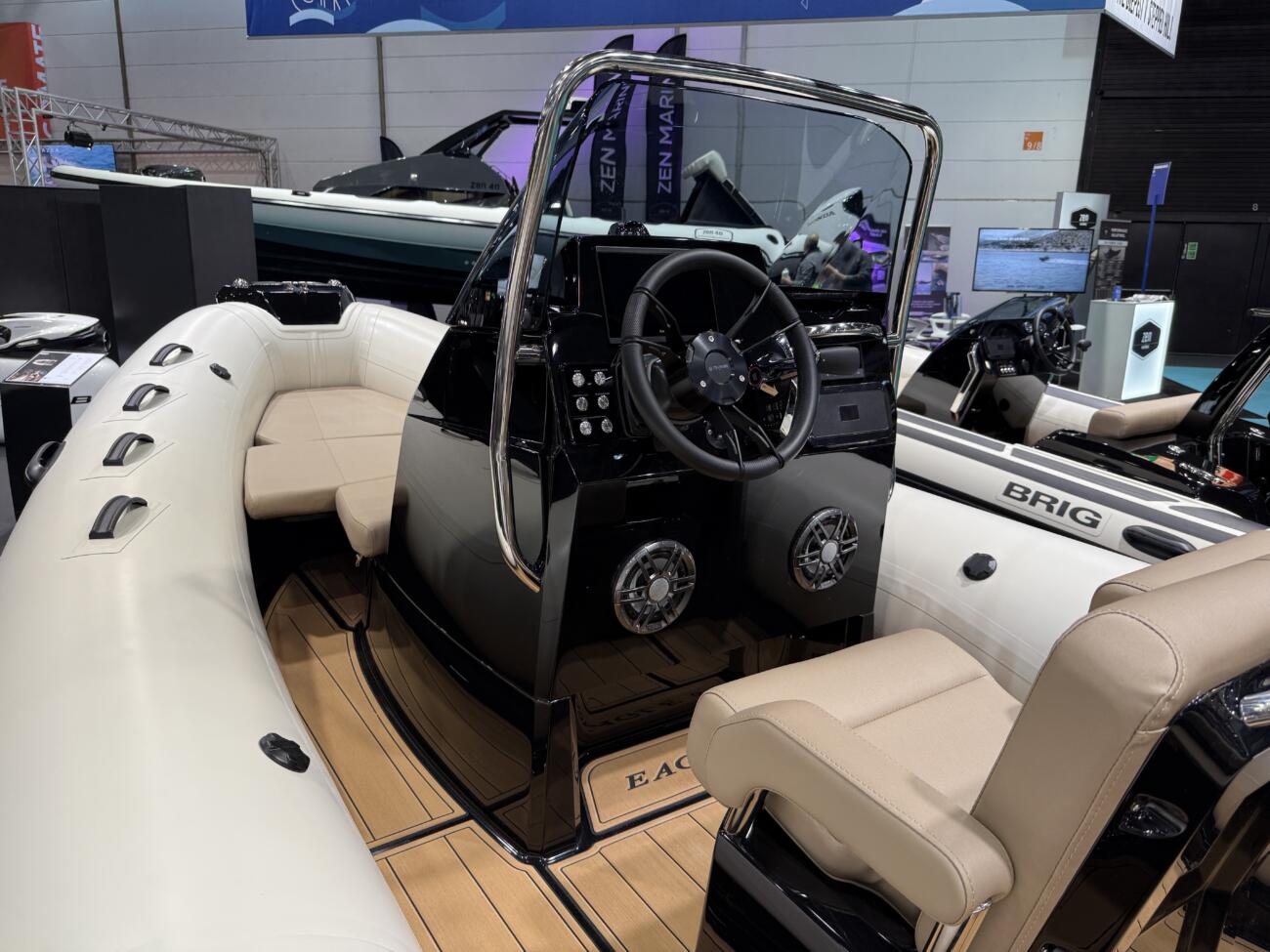 Brig eagle 6 deluxe rib ansicht steuerkonsole mit radio und navi 1