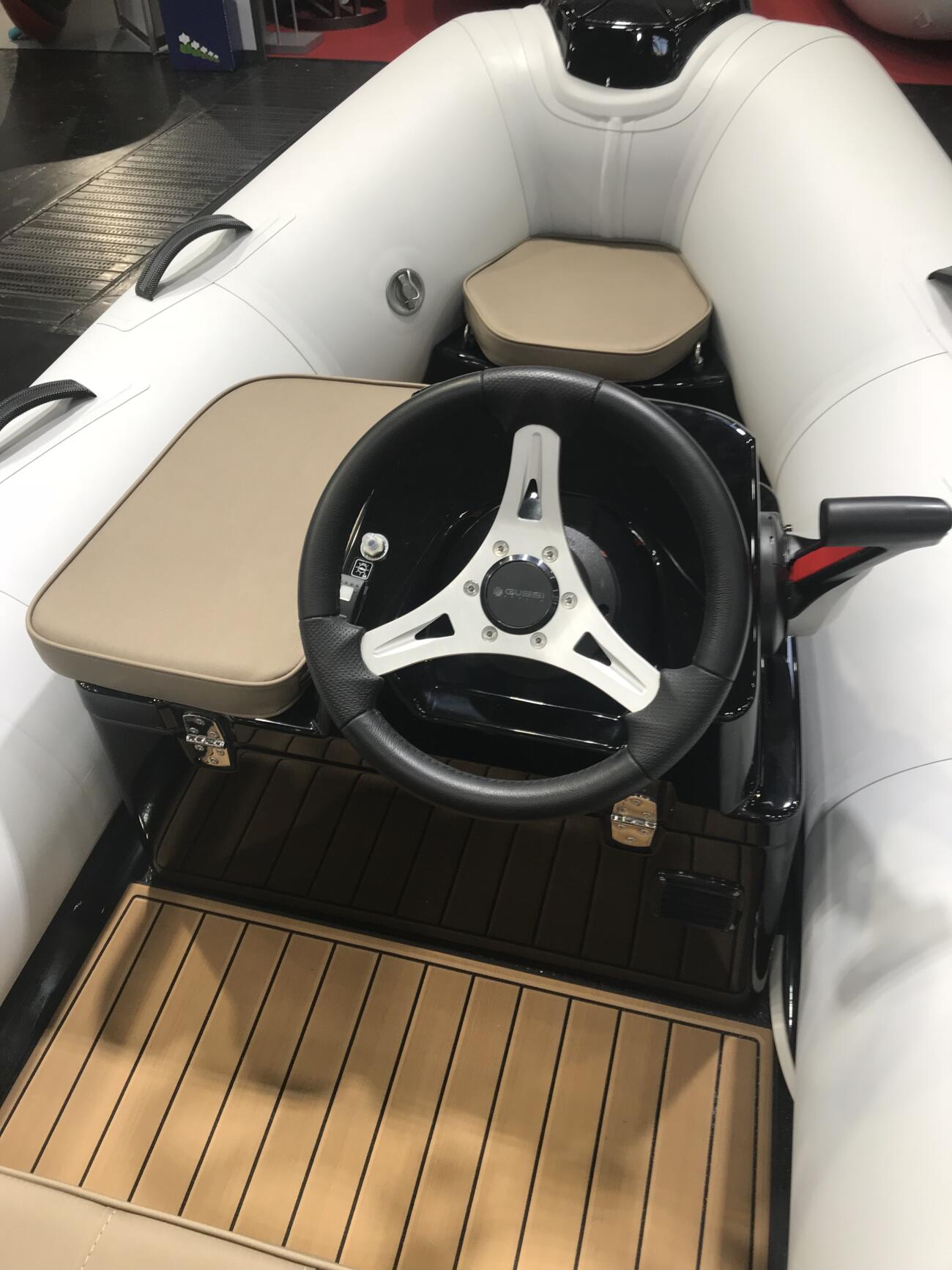 Brig falcon 330 tender deluxe ansicht cockpit steuerkonsole lenkung schaltung