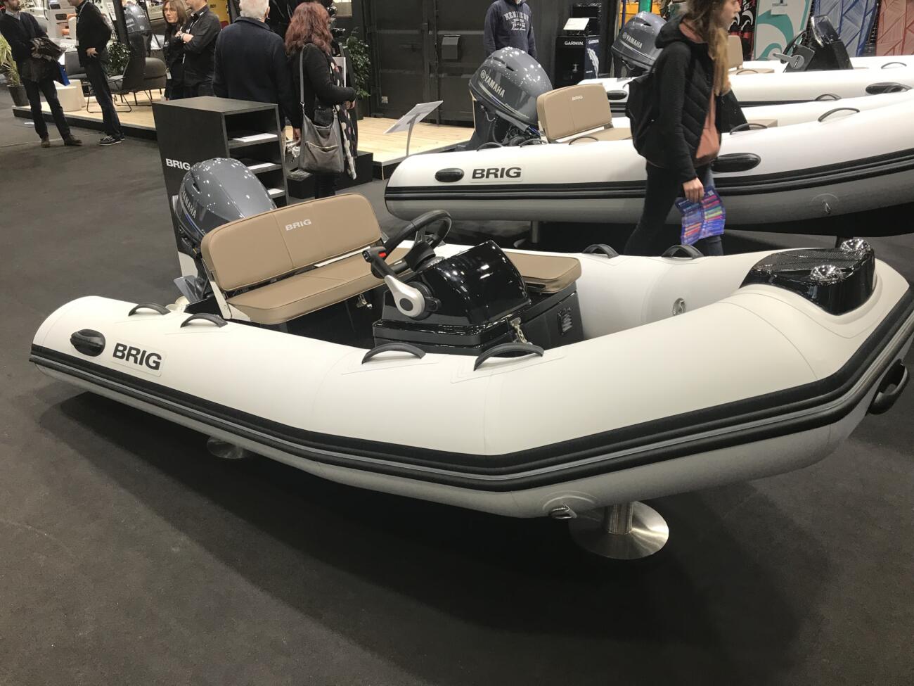 Brig falcon 330 tender deluxe ansicht gesamt bug