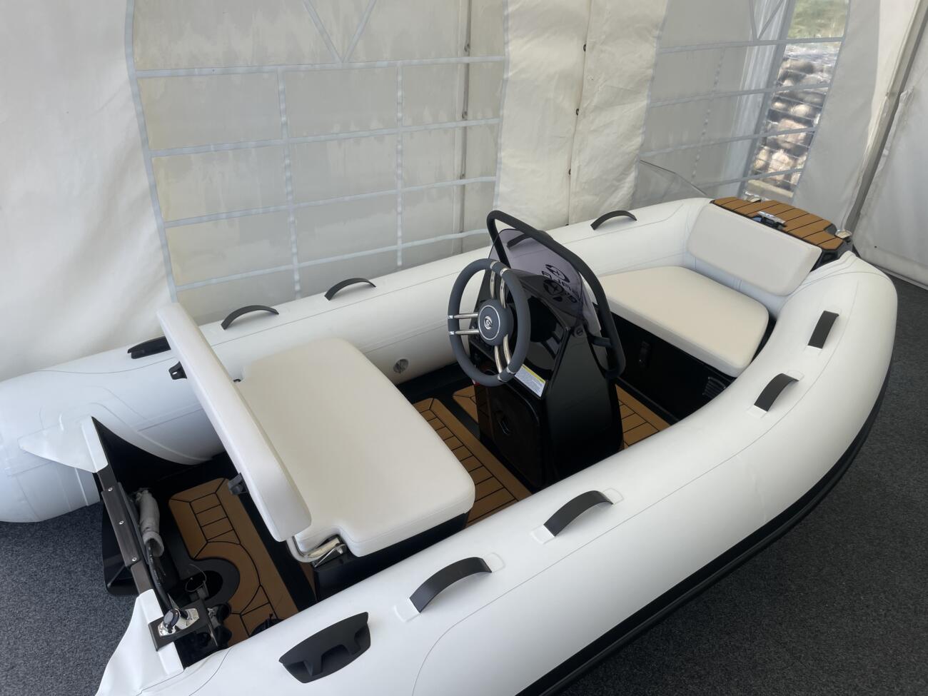 Gala atlantis a 300 hypalon deluxe tender ansicht heck cockpit 1