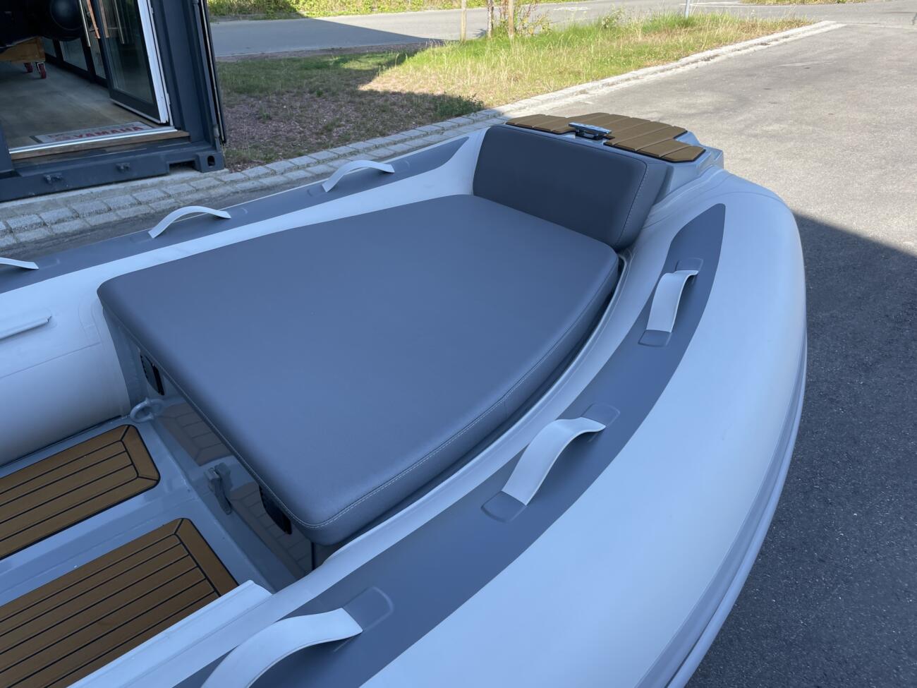 Gala atlantis a 330 qe aquahelm tender grosser ankerkasten liegefläche mit polster bug