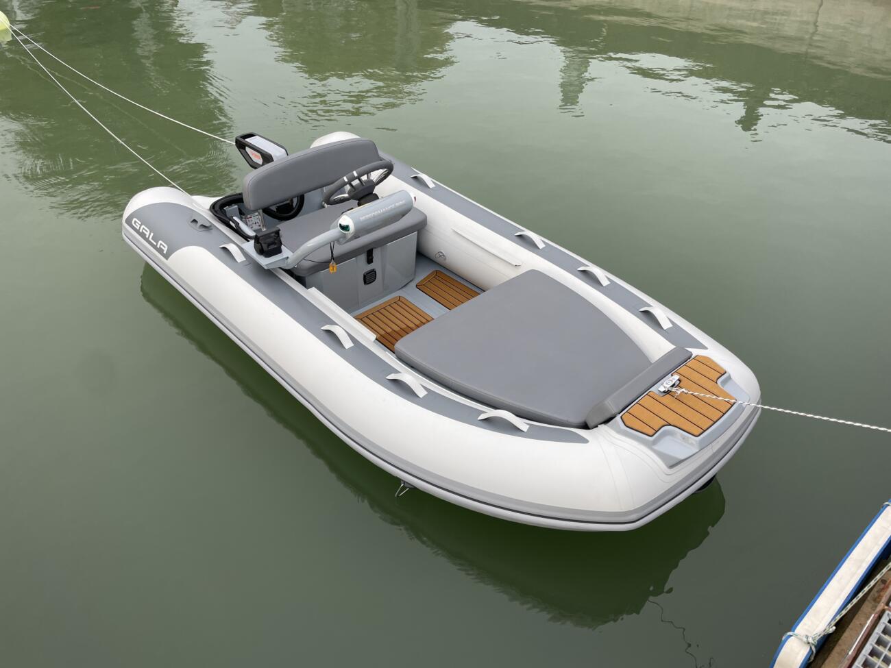 Gala atlantis a 330 qe aquahelm tender im wasser bugansicht 1