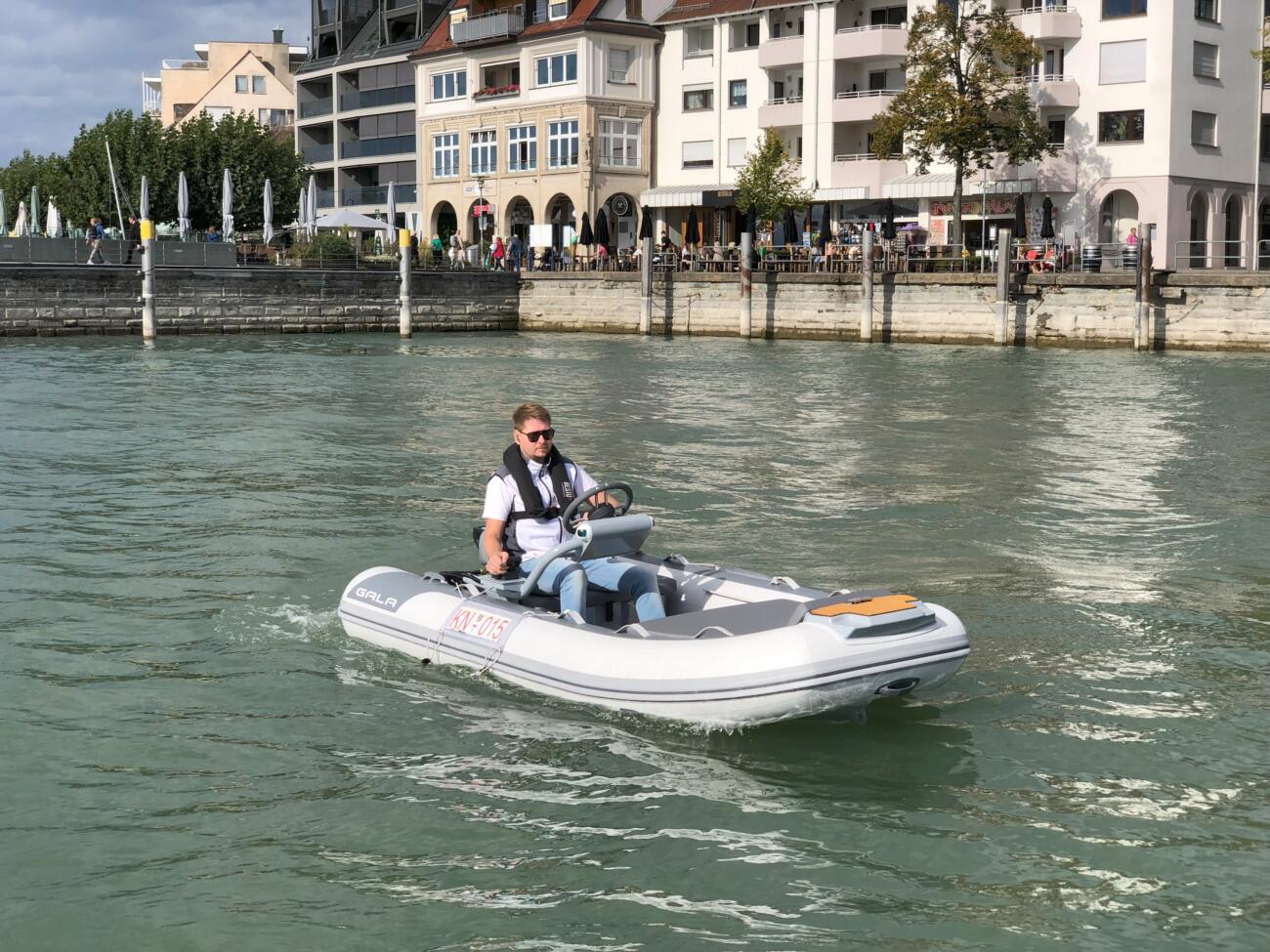 Gala atlantis a 330 qe aquahelm tender im wasser mit elektromotor 1