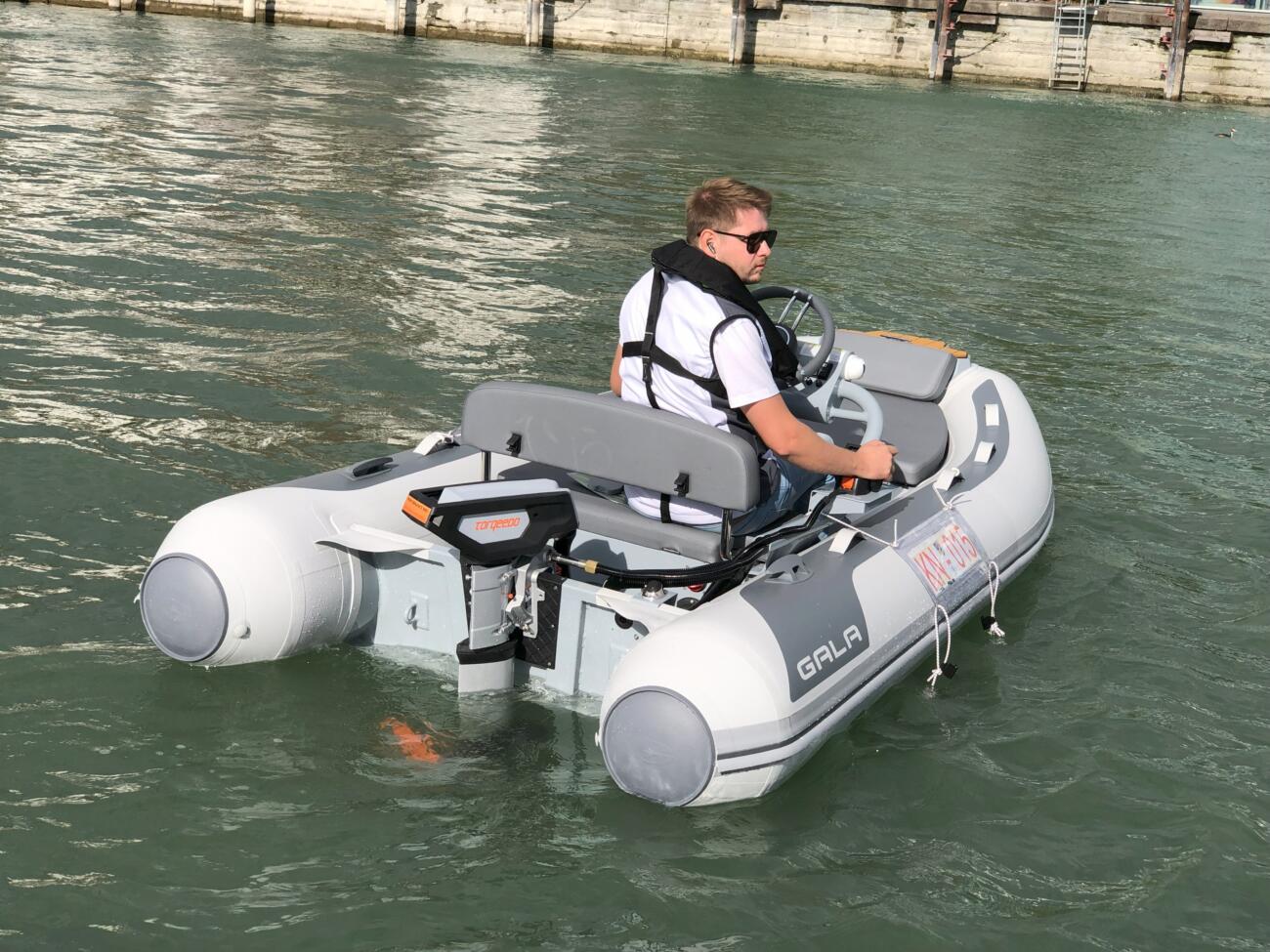 Gala atlantis a 330 qe aquahelm tender im wasser mit elektromotor