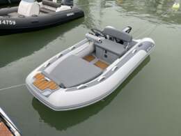 Gala atlantis a 330 qe aquahelm tender im wasser bugansicht