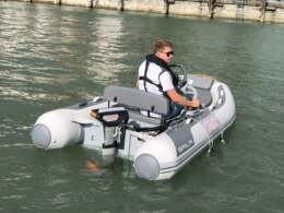 Gala atlantis a 330 qe aquahelm tender im wasser mit elektromotor