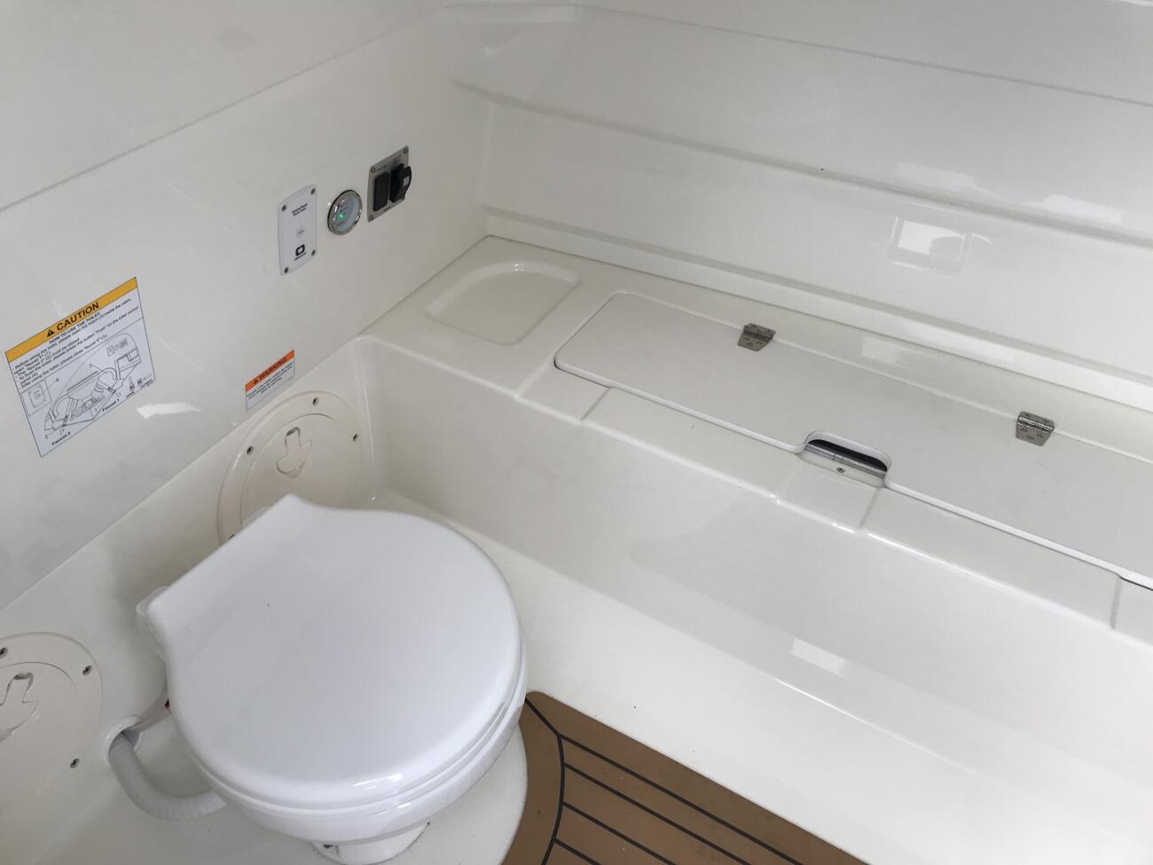 Brig eagle8 messeboot elektrische seewassertoilette