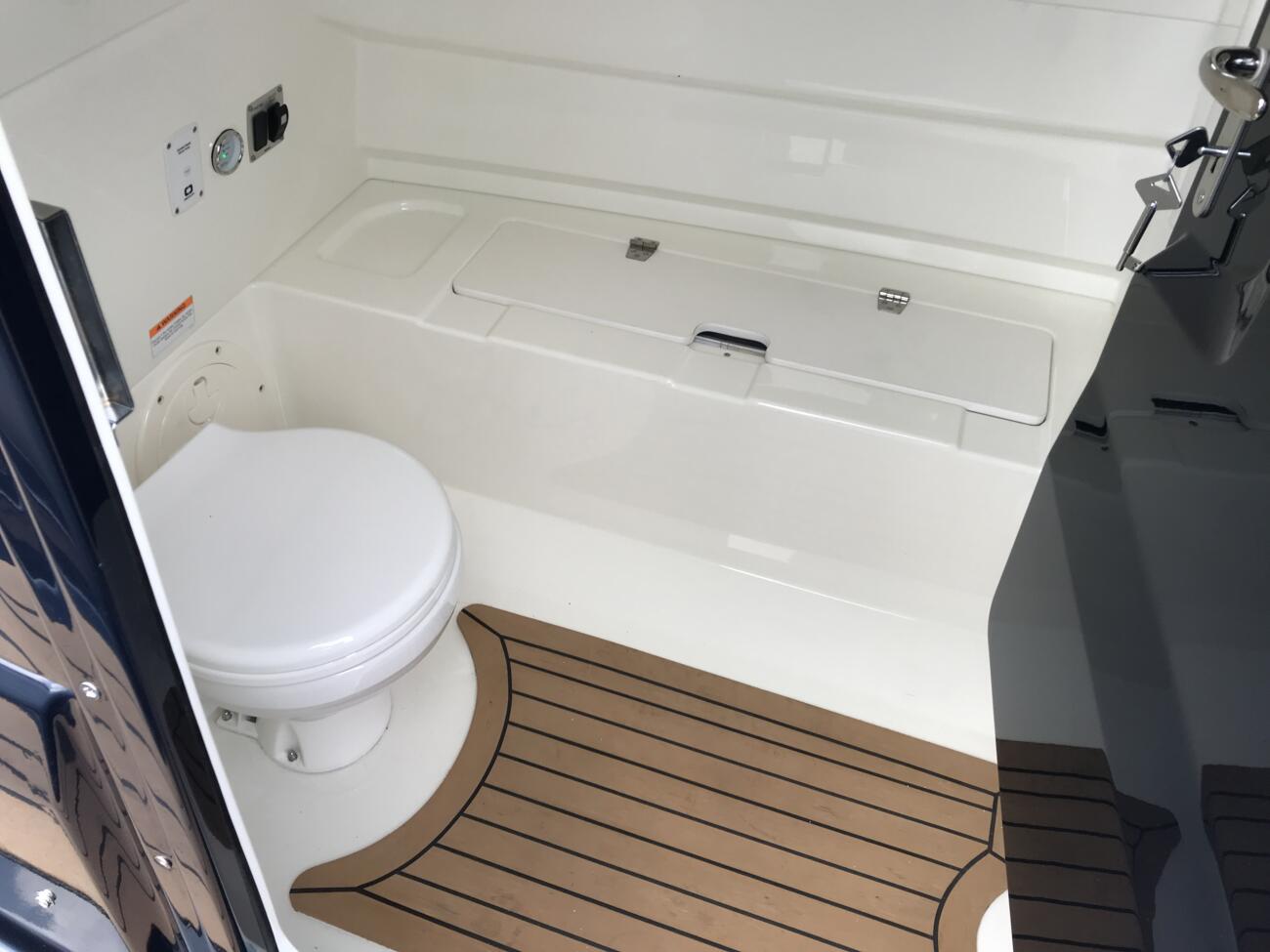 Brig eagle8 steuerstand mit elektrischer seewassertoilette