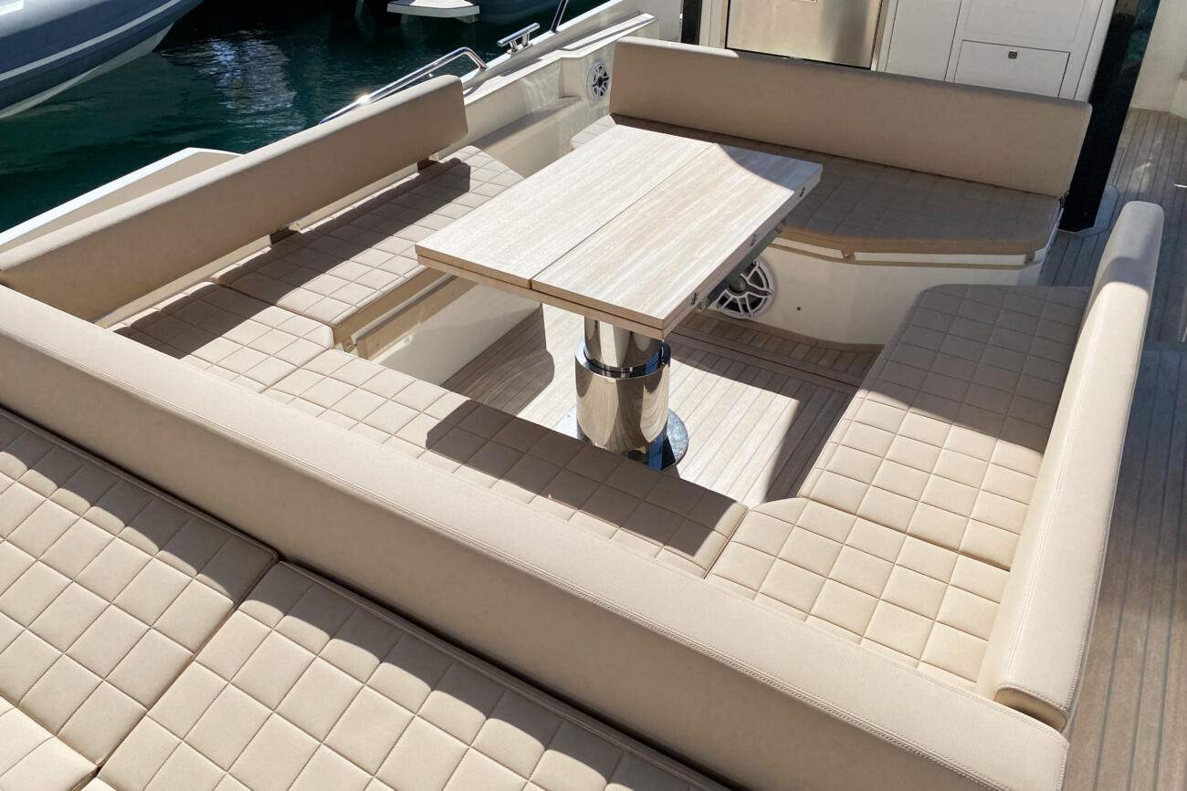 Capelli tempest te50 luxury heck lounge