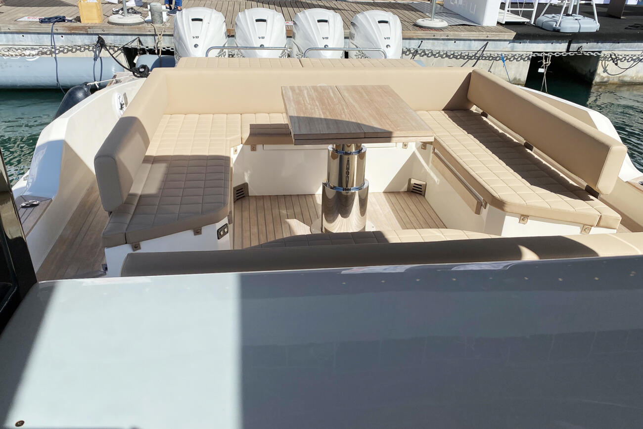 Capelli tempest te50 luxury u lounge