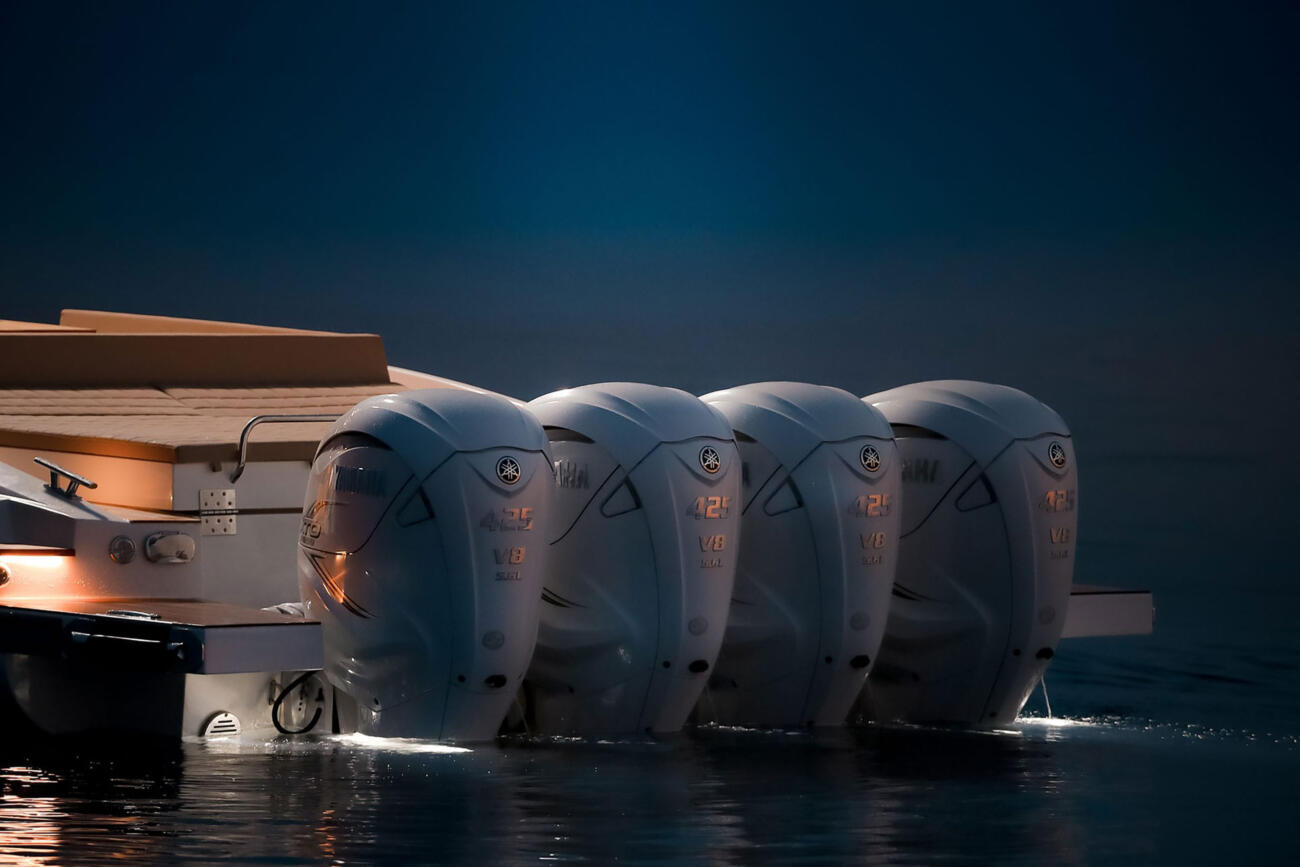 Capelli tempest te50 luxury yamaha v8 xto f425 by night