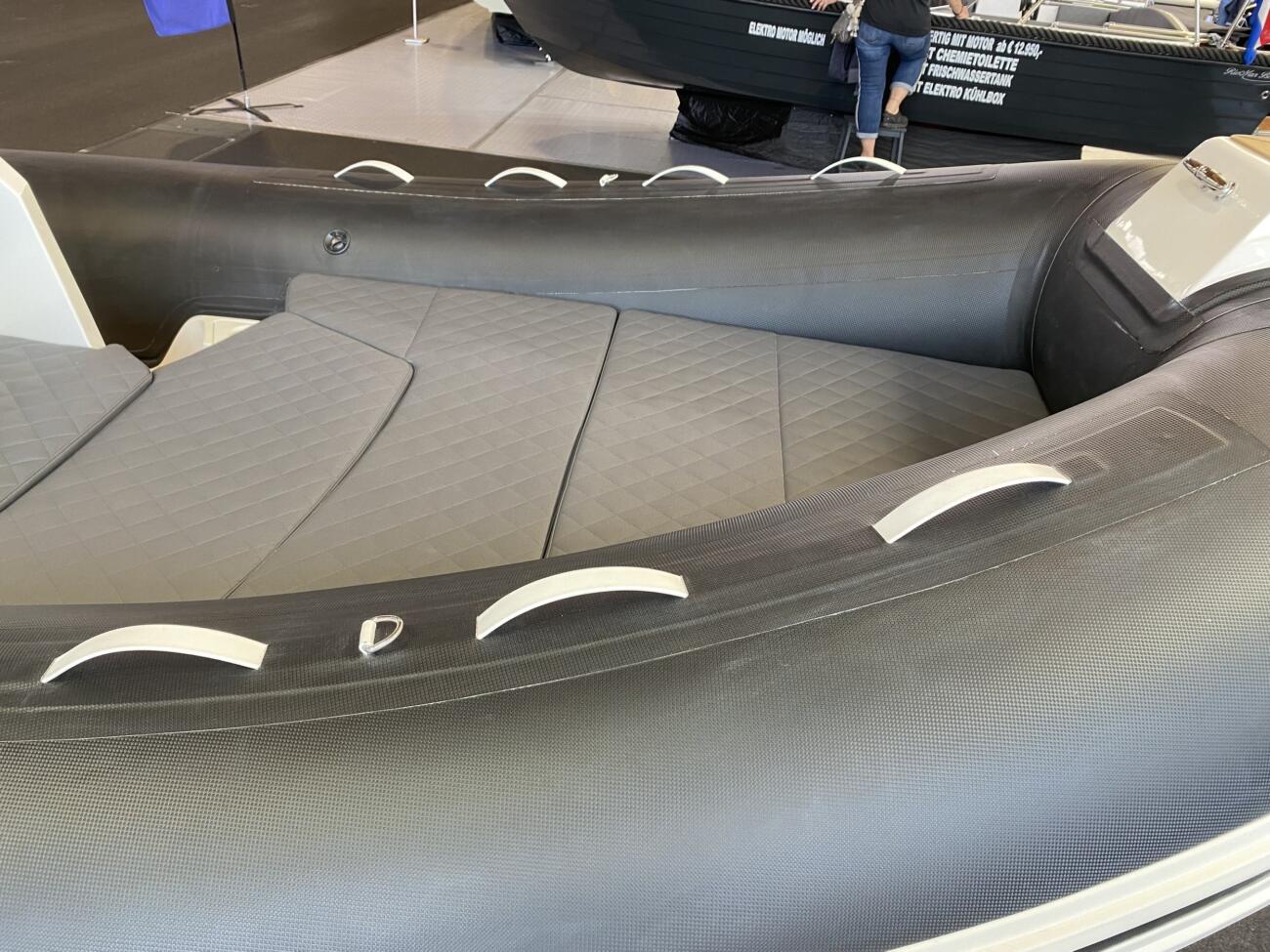 Festrumpfschlauchboot mit aufbauten und polster