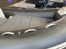 Festrumpfschlauchboot mit aufbauten und polster