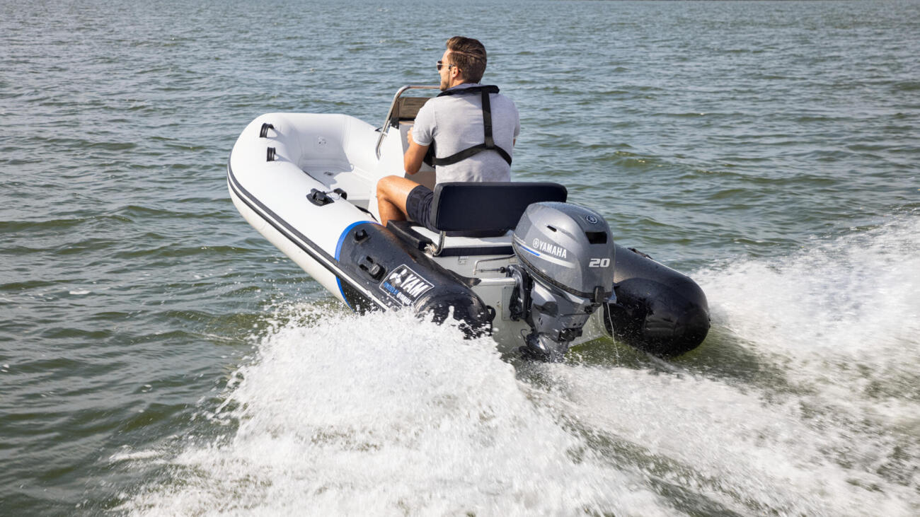 2026 Yamaha F20 EU Light Grey Metallic Action 003 03